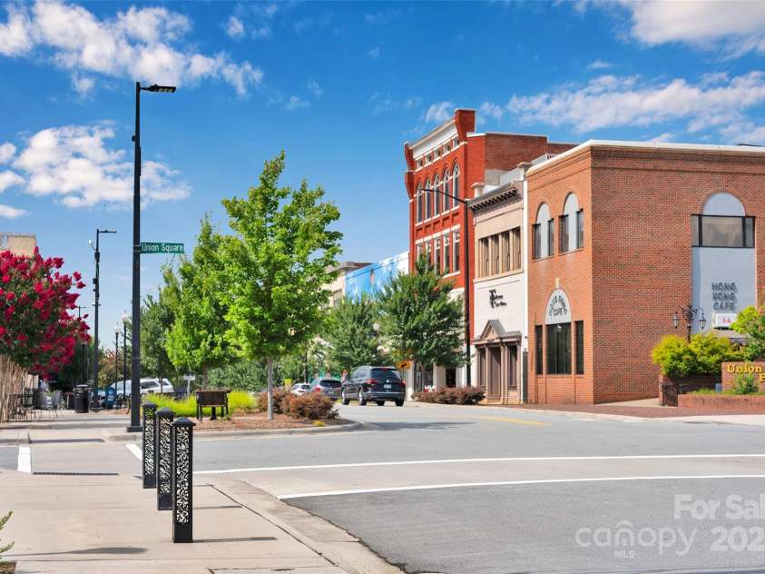 470 17th Avenue Drive, Hickory, NC 28601.  MLS# CAR4281198, YatesRealty ID 27049. 