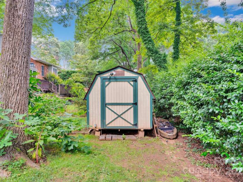 470 17th Avenue Drive, Hickory, NC 28601.  MLS# CAR4281198, YatesRealty ID 27049. 