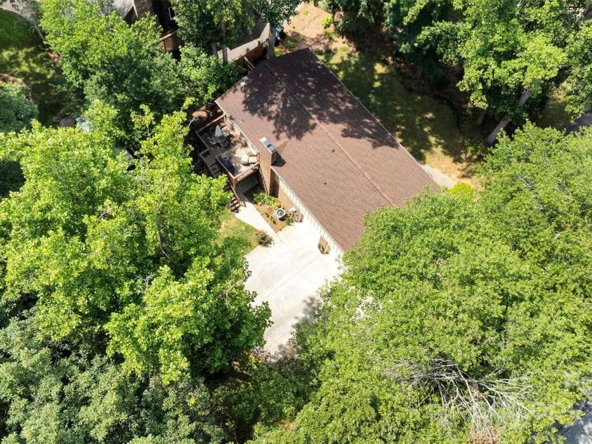 470 17th Avenue Drive, Hickory, NC 28601.  MLS# CAR4281198, YatesRealty ID 27049. 