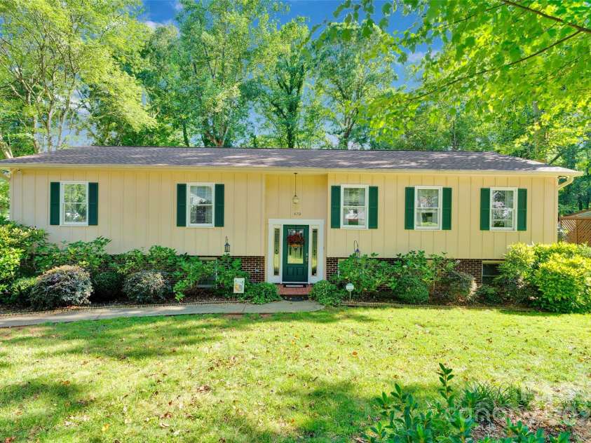 470 17th Avenue Drive, Hickory, NC 28601.  MLS# CAR4281198, YatesRealty ID 27049. 