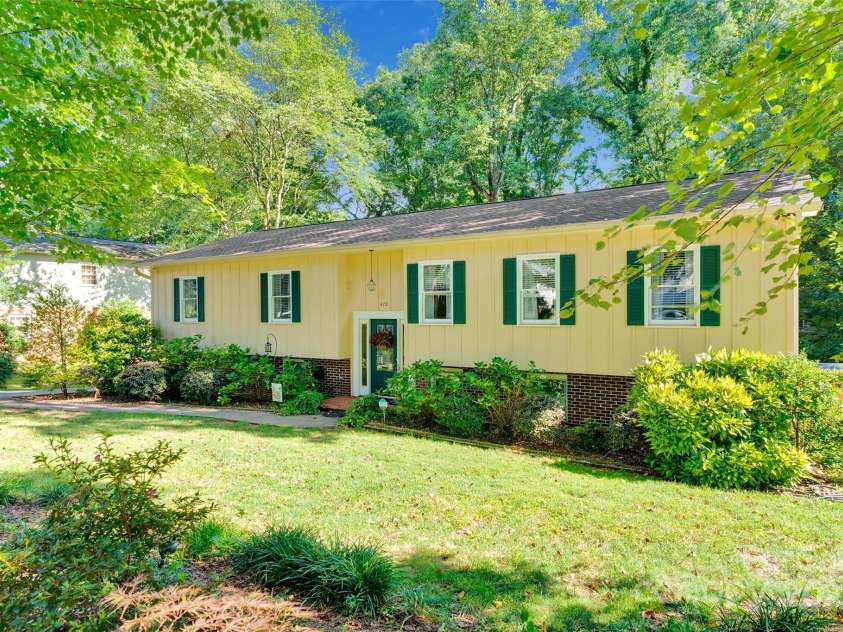 470 17th Avenue Drive, Hickory, NC 28601.  MLS# CAR4281198, YatesRealty ID 27049. 