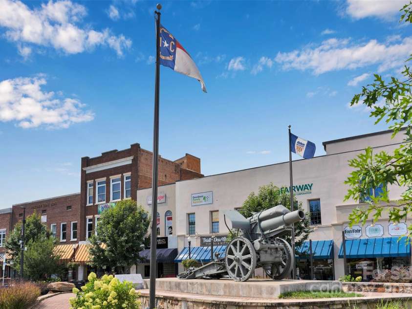 470 17th Avenue Drive, Hickory, NC 28601.  MLS# CAR4281198, YatesRealty ID 27049. 