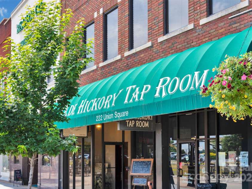 470 17th Avenue Drive, Hickory, NC 28601.  MLS# CAR4281198, YatesRealty ID 27049. 