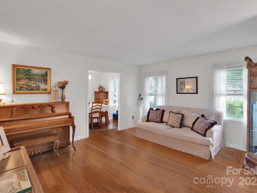 470 17th Avenue Drive, Hickory, NC 28601.  MLS# CAR4281198, YatesRealty ID 27049. Flexible den space at the heart of the home, ideal for hosting and gathering