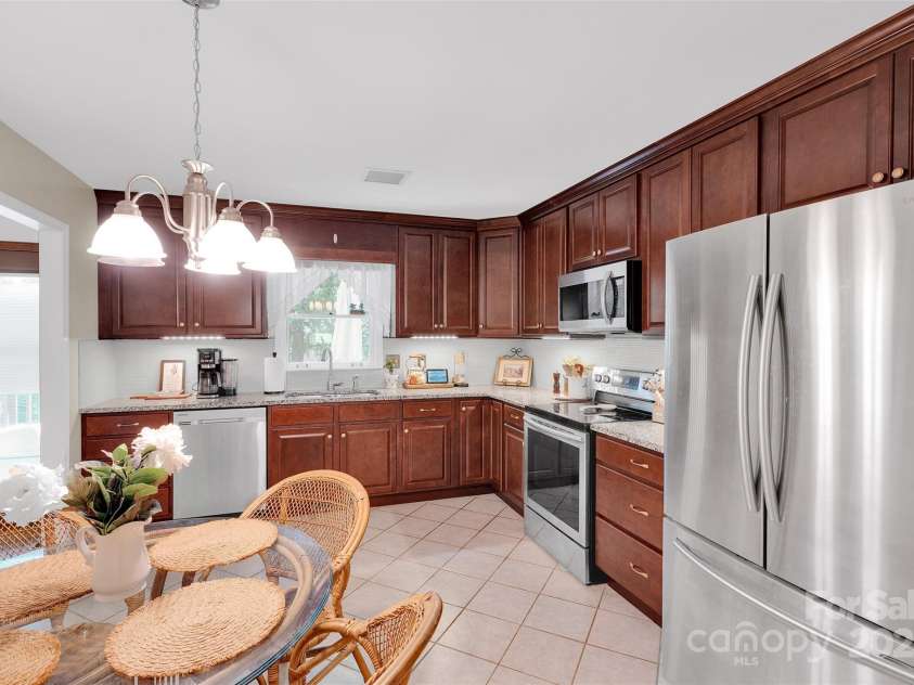 470 17th Avenue Drive, Hickory, NC 28601.  MLS# CAR4281198, YatesRealty ID 27049. Functional and roomy kitchen with rich cabinetry, stainless appliances, and space to dine in