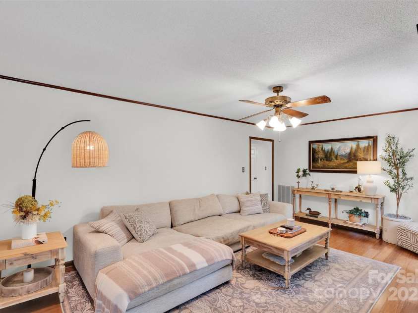 470 17th Avenue Drive, Hickory, NC 28601.  MLS# CAR4281198, YatesRealty ID 27049. Spacious living room, with endless layout possibilities