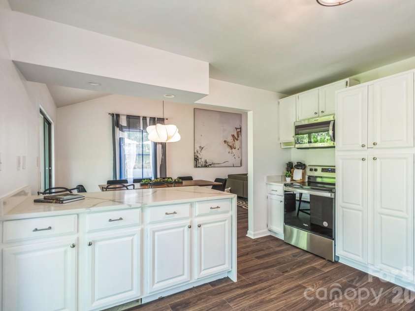 52 Reynolda Drive, Asheville, NC 28803.  MLS# CAR4335332, YatesRealty ID 2705. 