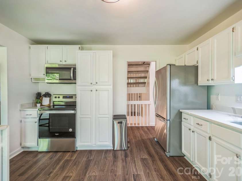 52 Reynolda Drive, Asheville, NC 28803.  MLS# CAR4335332, YatesRealty ID 2705. 