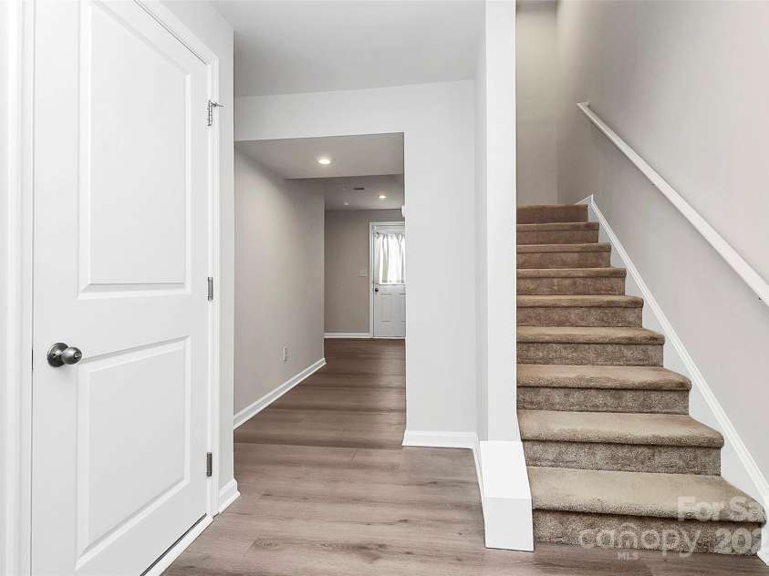 6320 Cutwater Circle, Charlotte, NC 28269.  MLS# CAR4282599, YatesRealty ID 27050. Entryway