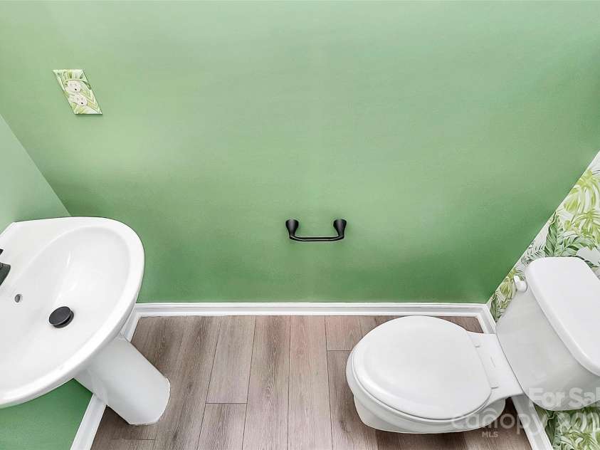 6320 Cutwater Circle, Charlotte, NC 28269.  MLS# CAR4282599, YatesRealty ID 27050. Half Bath