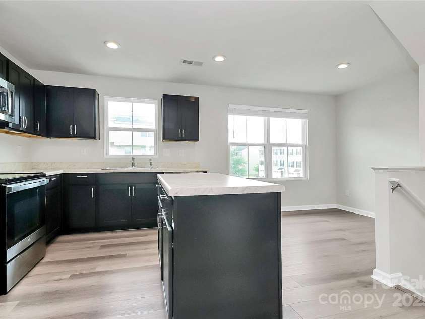 6320 Cutwater Circle, Charlotte, NC 28269.  MLS# CAR4282599, YatesRealty ID 27050. Kitchen