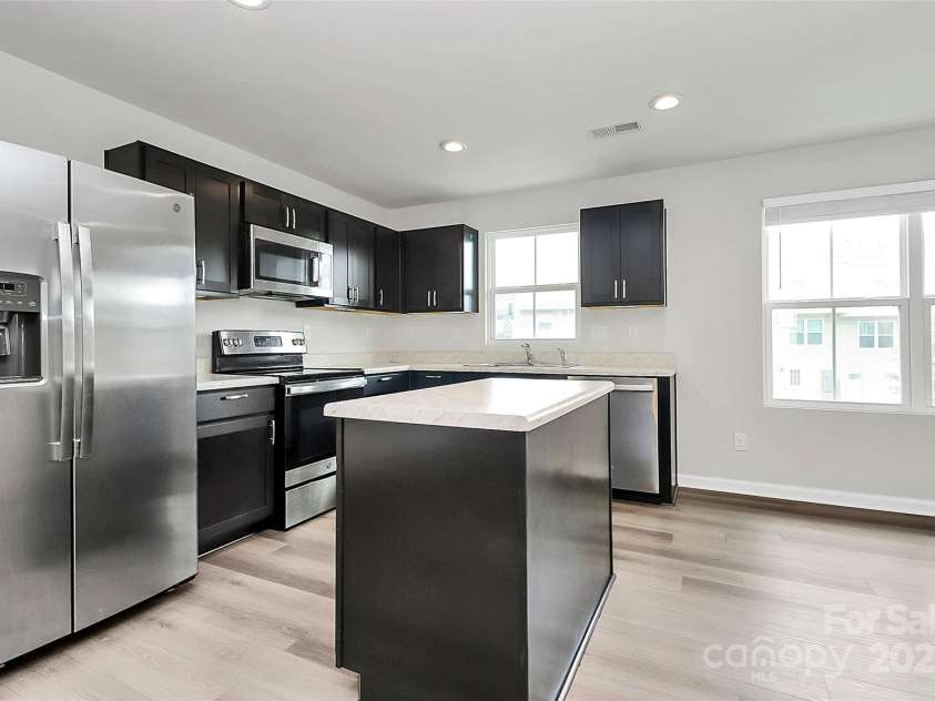 6320 Cutwater Circle, Charlotte, NC 28269.  MLS# CAR4282599, YatesRealty ID 27050. Kitchen