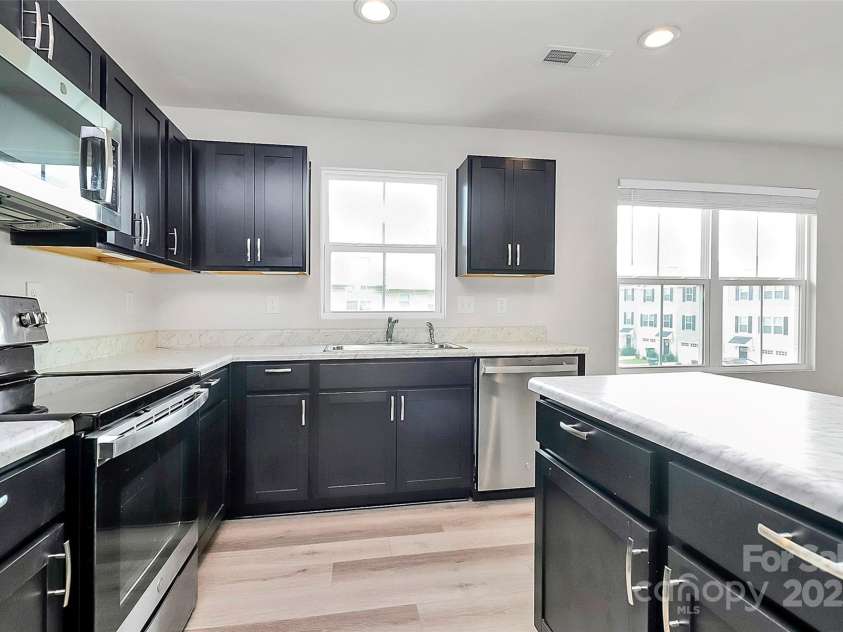 6320 Cutwater Circle, Charlotte, NC 28269.  MLS# CAR4282599, YatesRealty ID 27050. Kitchen