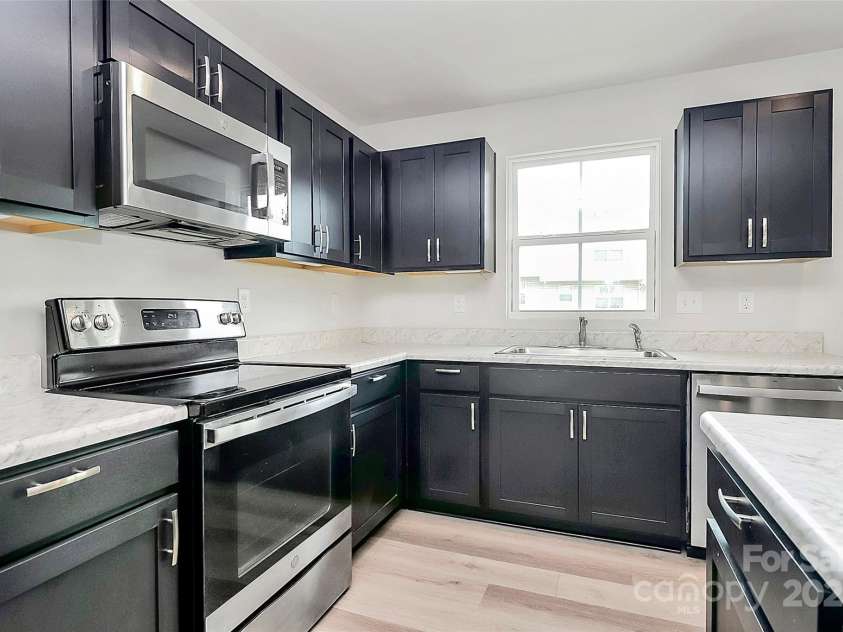 6320 Cutwater Circle, Charlotte, NC 28269.  MLS# CAR4282599, YatesRealty ID 27050. Kitchen