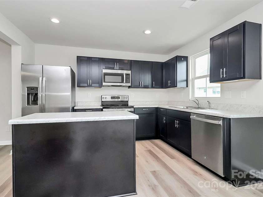 6320 Cutwater Circle, Charlotte, NC 28269.  MLS# CAR4282599, YatesRealty ID 27050. Kitchen