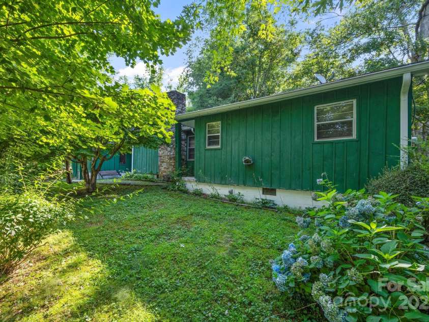 206 Carolina Avenue, Hendersonville, NC 28739.  MLS# CAR4279554, YatesRealty ID 27054. 