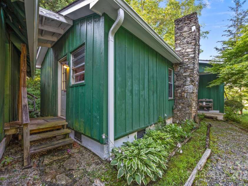 206 Carolina Avenue, Hendersonville, NC 28739.  MLS# CAR4279554, YatesRealty ID 27054. 