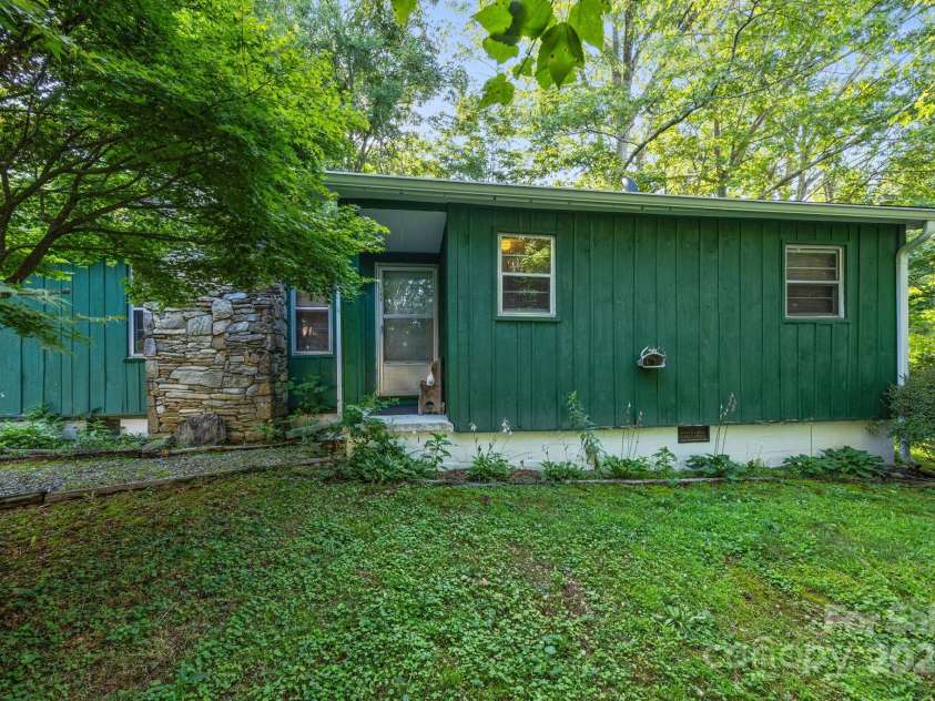 206 Carolina Avenue, Hendersonville, NC 28739.  MLS# CAR4279554, YatesRealty ID 27054. 