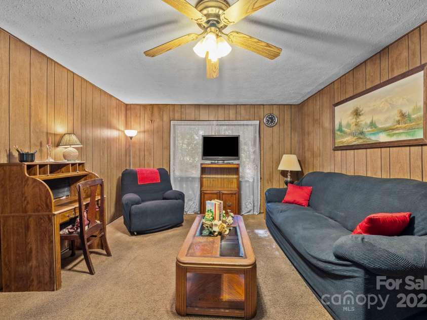 206 Carolina Avenue, Hendersonville, NC 28739.  MLS# CAR4279554, YatesRealty ID 27054. 