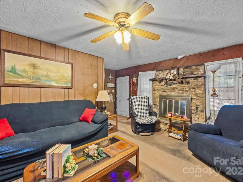 206 Carolina Avenue, Hendersonville, NC 28739.  MLS# CAR4279554, YatesRealty ID 27054. 