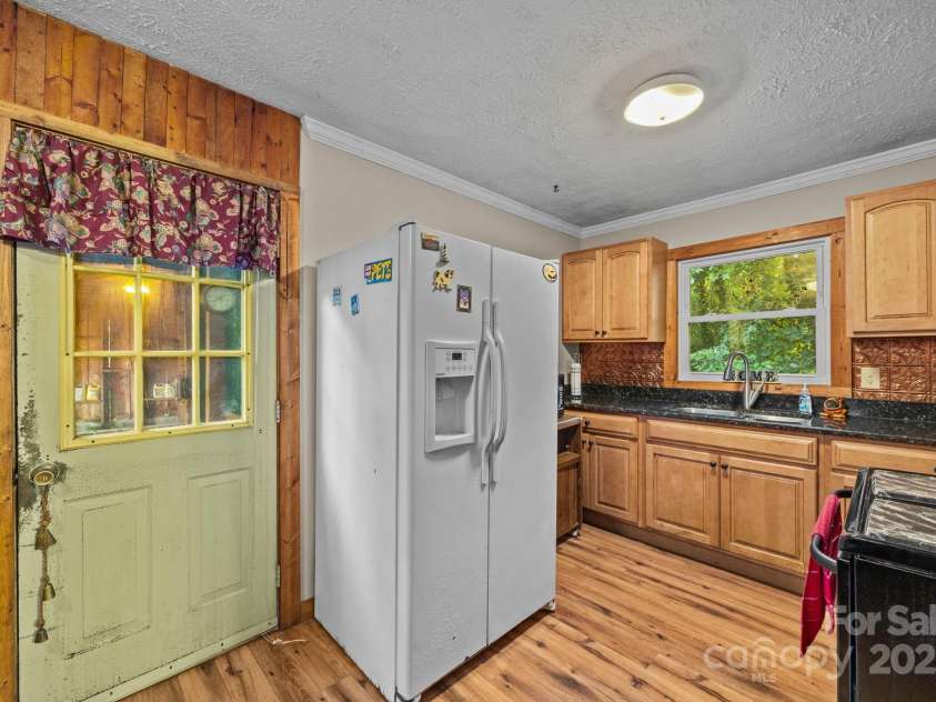 206 Carolina Avenue, Hendersonville, NC 28739.  MLS# CAR4279554, YatesRealty ID 27054. 