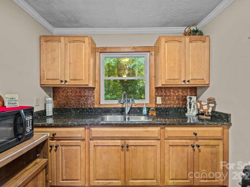 206 Carolina Avenue, Hendersonville, NC 28739.  MLS# CAR4279554, YatesRealty ID 27054. 