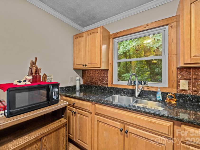 206 Carolina Avenue, Hendersonville, NC 28739.  MLS# CAR4279554, YatesRealty ID 27054. 