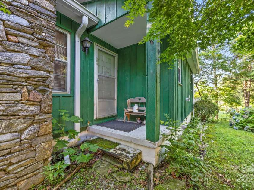 206 Carolina Avenue, Hendersonville, NC 28739.  MLS# CAR4279554, YatesRealty ID 27054. Welcome!