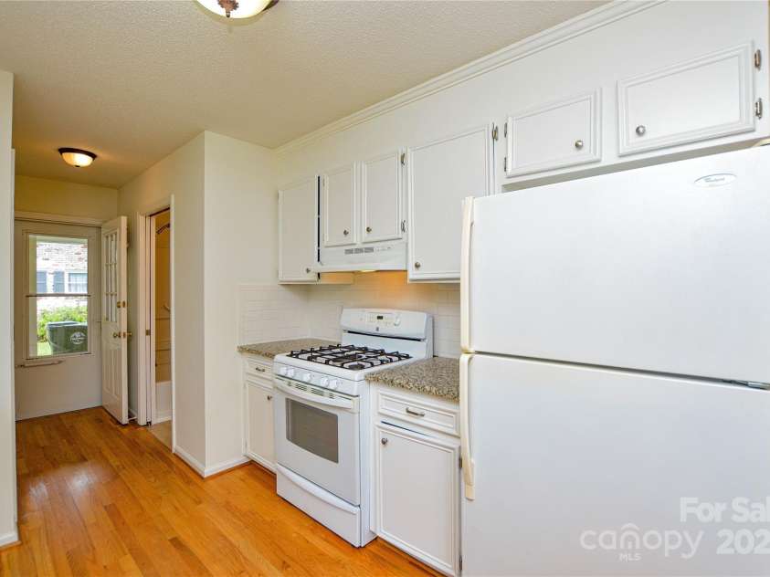 2500 Judith Avenue, Gastonia, NC 28054.  MLS# CAR4282124, YatesRealty ID 27057. Five burner gas range!