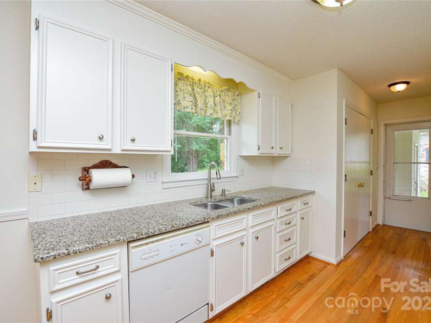 2500 Judith Avenue, Gastonia, NC 28054.  MLS# CAR4282124, YatesRealty ID 27057. White kitchen features granite counters!