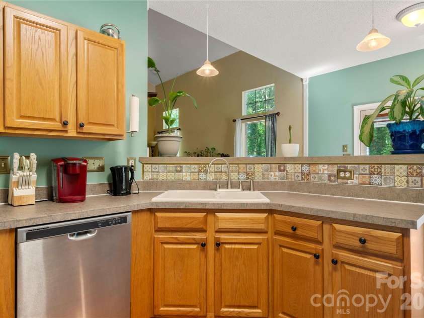 8411 Red Cypress Court, Charlotte, NC 28216.  MLS# CAR4387318, YatesRealty ID 27057. 