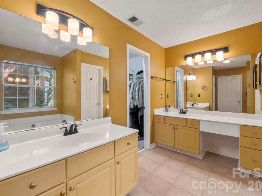 8411 Red Cypress Court, Charlotte, NC 28216.  MLS# CAR4387318, YatesRealty ID 27057. 
