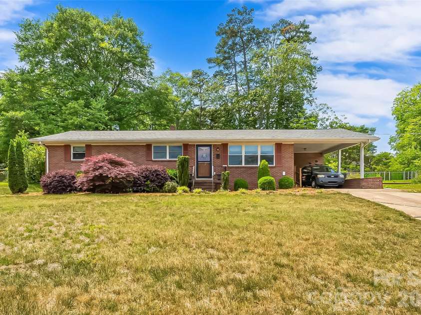1573 11th Street, Hickory, NC 28601.  MLS# CAR4376543, YatesRealty ID 27058. 