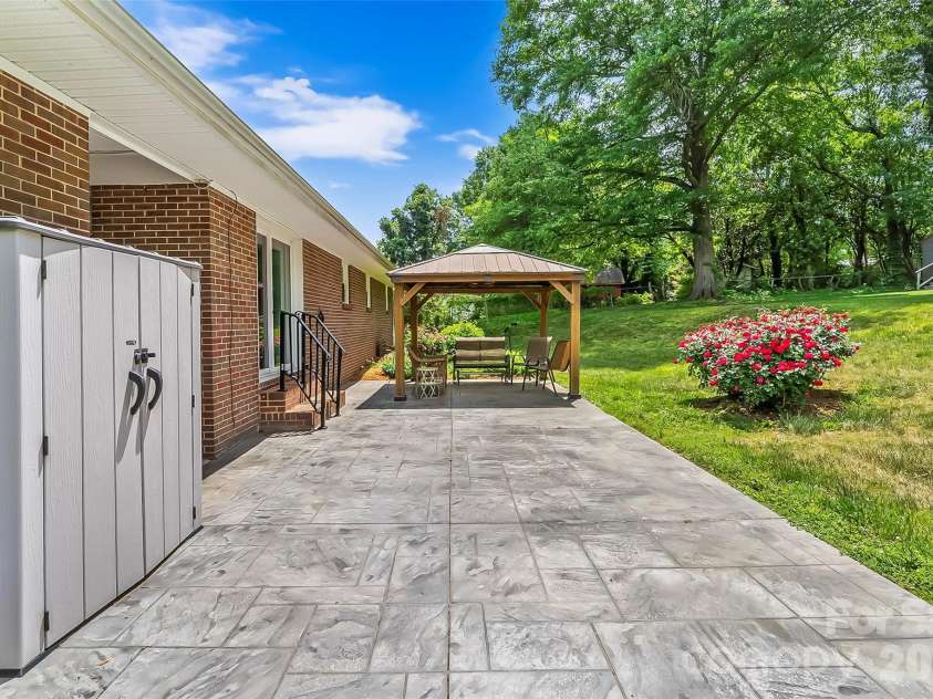 1573 11th Street, Hickory, NC 28601.  MLS# CAR4376543, YatesRealty ID 27058. 