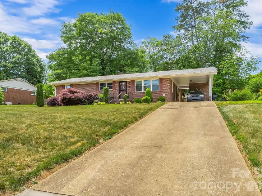 1573 11th Street, Hickory, NC 28601.  MLS# CAR4376543, YatesRealty ID 27058. 