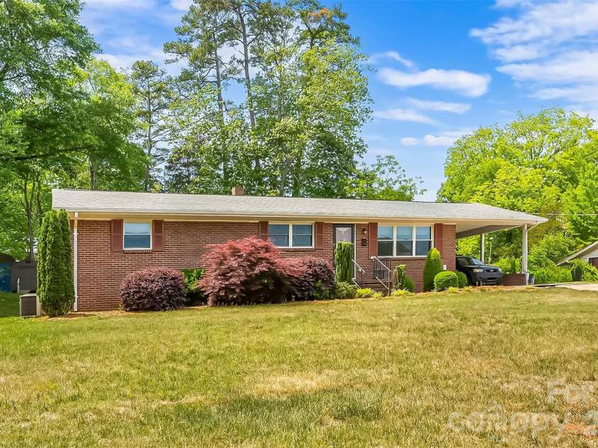 1573 11th Street, Hickory, NC 28601.  MLS# CAR4376543, YatesRealty ID 27058. 