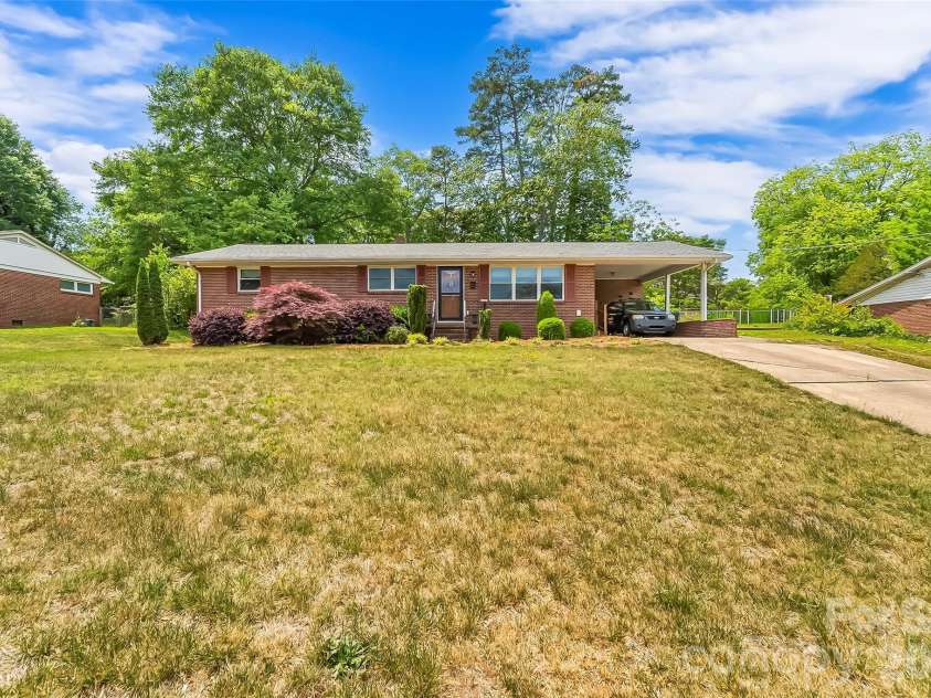 1573 11th Street, Hickory, NC 28601.  MLS# CAR4376543, YatesRealty ID 27058. 