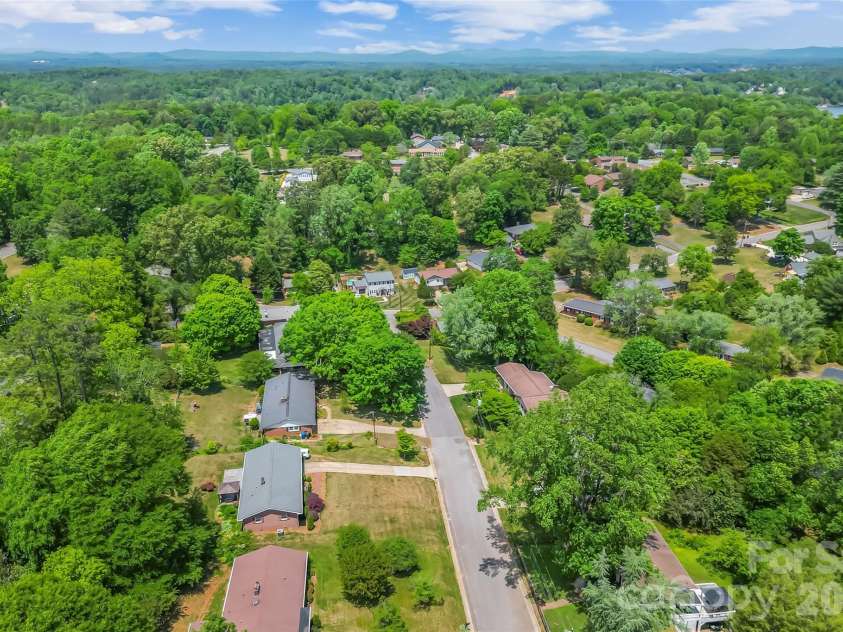 1573 11th Street, Hickory, NC 28601.  MLS# CAR4376543, YatesRealty ID 27058. 