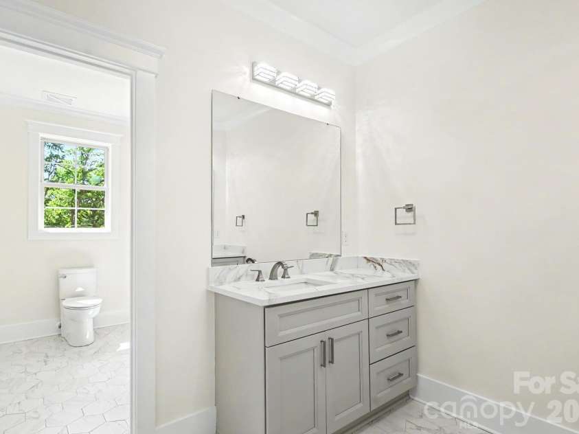 4304 Tangle Drive, Charlotte, NC 28211.  MLS# CAR4363691, YatesRealty ID 27060. Bathroom