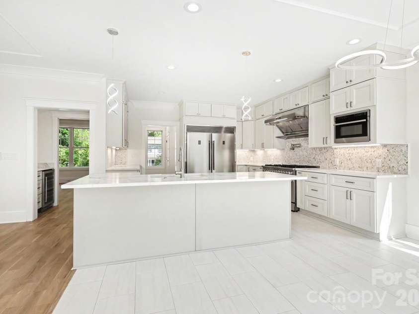 4304 Tangle Drive, Charlotte, NC 28211.  MLS# CAR4363691, YatesRealty ID 27060. Breakfast area