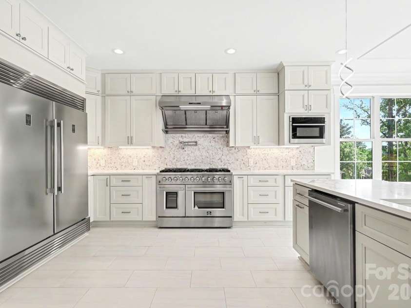 4304 Tangle Drive, Charlotte, NC 28211.  MLS# CAR4363691, YatesRealty ID 27060. Kitchen