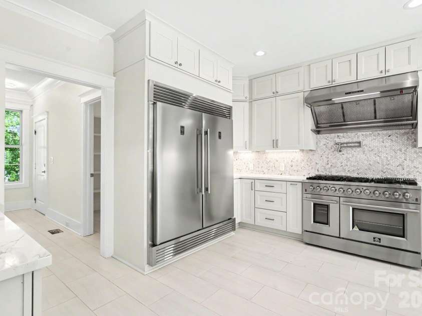 4304 Tangle Drive, Charlotte, NC 28211.  MLS# CAR4363691, YatesRealty ID 27060. Kitchen