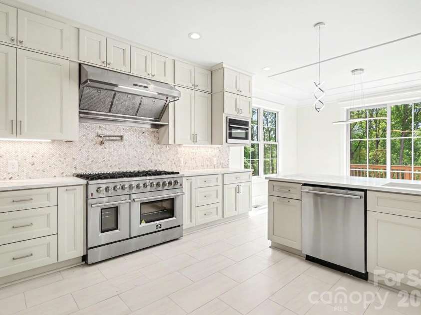 4304 Tangle Drive, Charlotte, NC 28211.  MLS# CAR4363691, YatesRealty ID 27060. Kitchen