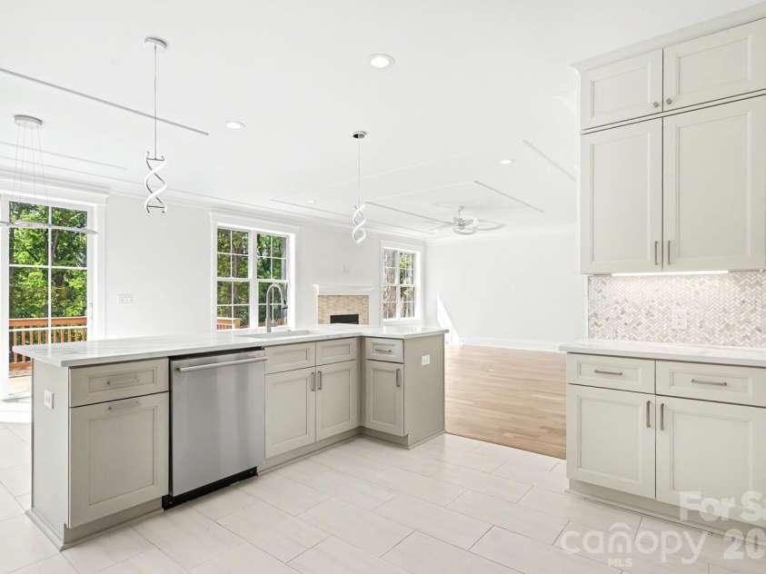 4304 Tangle Drive, Charlotte, NC 28211.  MLS# CAR4363691, YatesRealty ID 27060. Kitchen