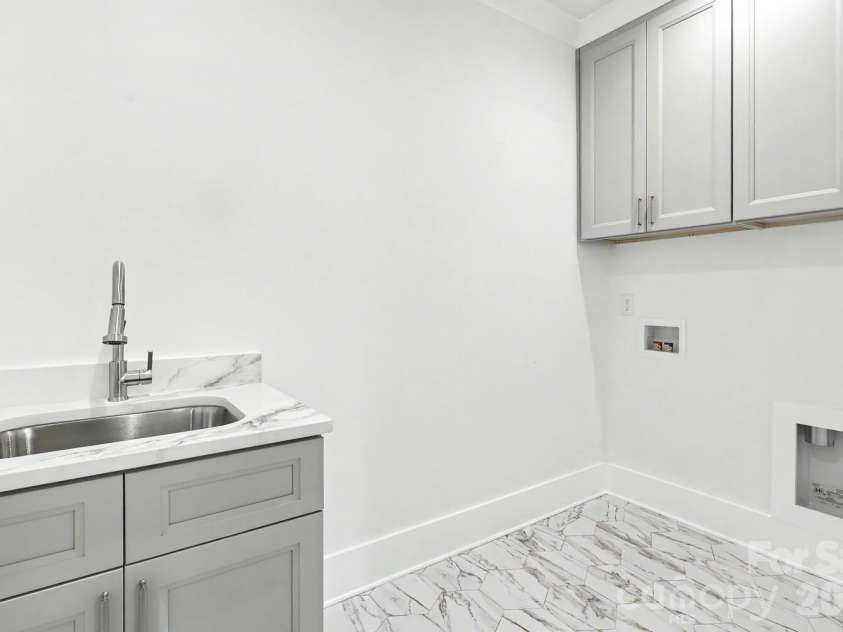 4304 Tangle Drive, Charlotte, NC 28211.  MLS# CAR4363691, YatesRealty ID 27060. Laundry room