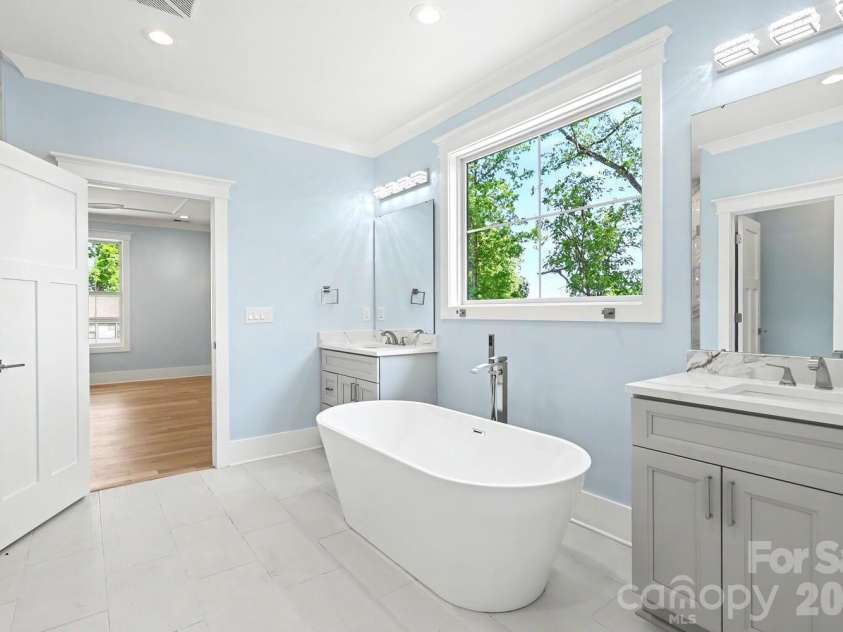 4304 Tangle Drive, Charlotte, NC 28211.  MLS# CAR4363691, YatesRealty ID 27060. Primary Bath