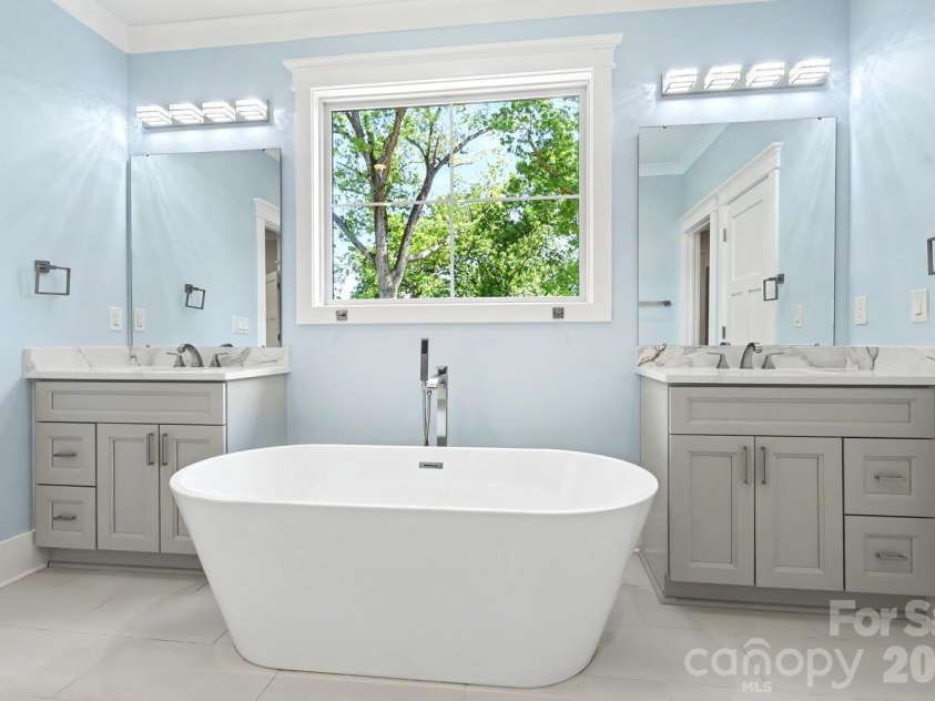 4304 Tangle Drive, Charlotte, NC 28211.  MLS# CAR4363691, YatesRealty ID 27060. Primary Bath