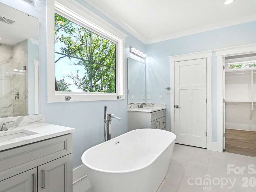 4304 Tangle Drive, Charlotte, NC 28211.  MLS# CAR4363691, YatesRealty ID 27060. Primary Bath