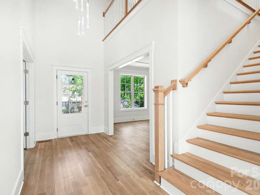 4304 Tangle Drive, Charlotte, NC 28211.  MLS# CAR4363691, YatesRealty ID 27060. Stairway