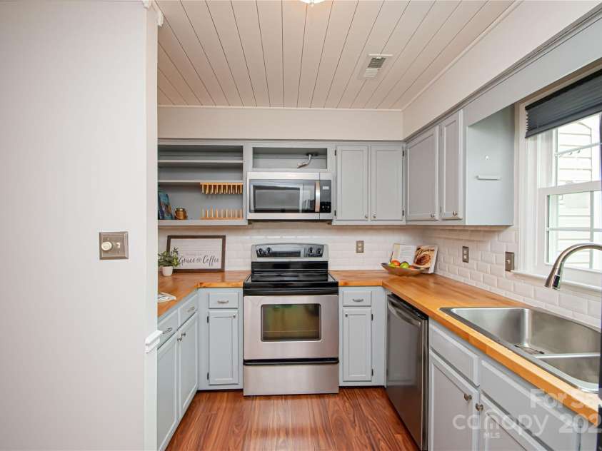 10945 Winterbourne Court, Charlotte, NC 28277.  MLS# CAR4263470, YatesRealty ID 27062. 